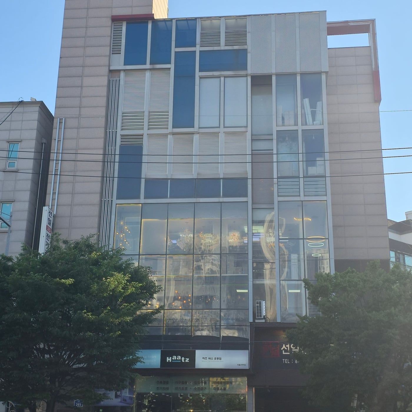 도림로 변 에스아이하우츠 매장 건물 외관 — 1층 쇼룸 유리창과 간판